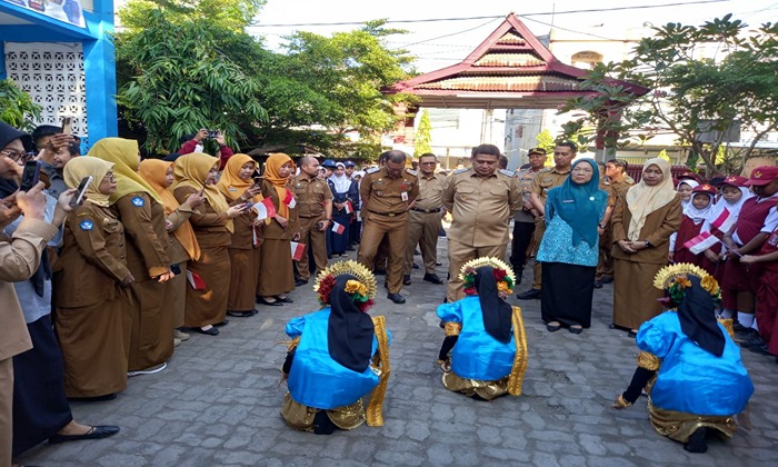 Seragam Sekolah Gratis