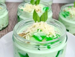 Es Buko Pandan Jadi Favorit Warga untuk Berbuka Puasa