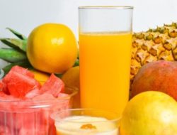 Buah Utuh atau Jus Buah Saat Puasa?