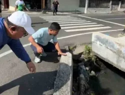Wali Kota Parepare Tasming Hamid Edukasi Warga Soal Bahaya Sampah Plastik di Drainase