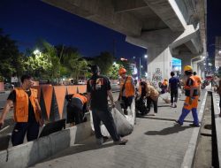 Respons Aduan Warga, Pemkot Makassar Bersihkan Kawasan Bawah Tol Pettarani