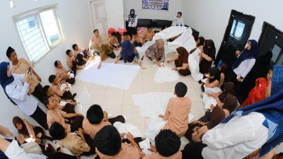 Siswa SRMP 23 Makassar Antusias Ikuti Pelatihan Batik Shibori dan Batik Tulis