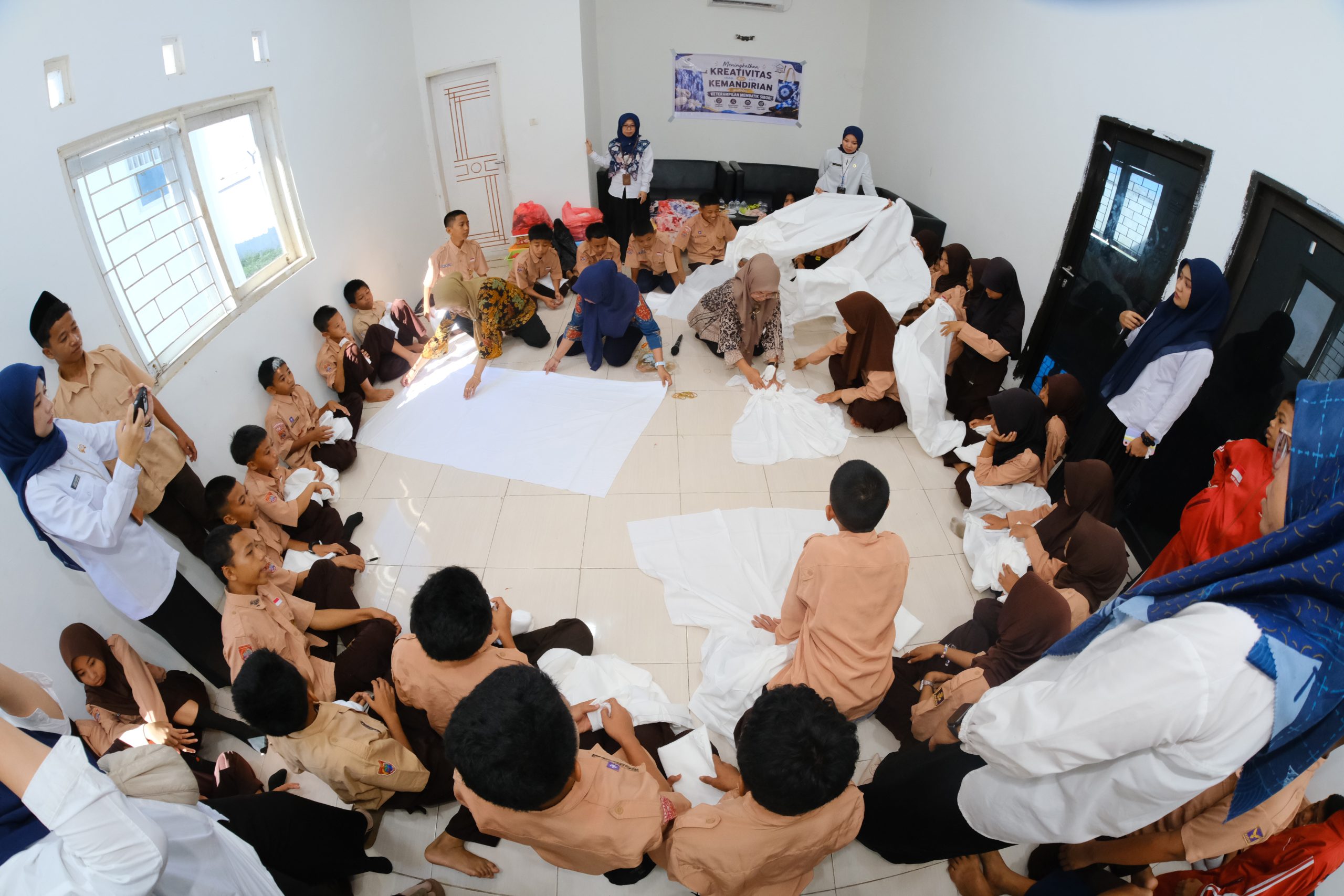 Siswa SRMP 23 Makassar Antusias Ikuti Pelatihan Batik Shibori dan Batik Tulis