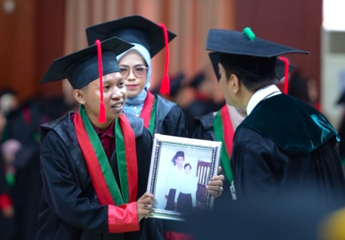 Dari Pesan Terakhir Sang Ibu hingga Menjadi Magister: Kisah Perjuangan Andi Syukur