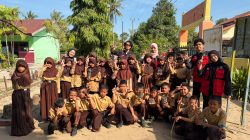 KARSA BACA: Dari Botol Bekas ke Air Bersih, Cara Mahasiswa KKN-T Unhas Mengajarkan Sains yang Membumi di Pinrang