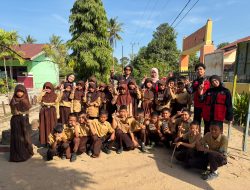 KARSA BACA: Dari Botol Bekas ke Air Bersih, Cara Mahasiswa KKN-T Unhas Mengajarkan Sains yang Membumi di Pinrang